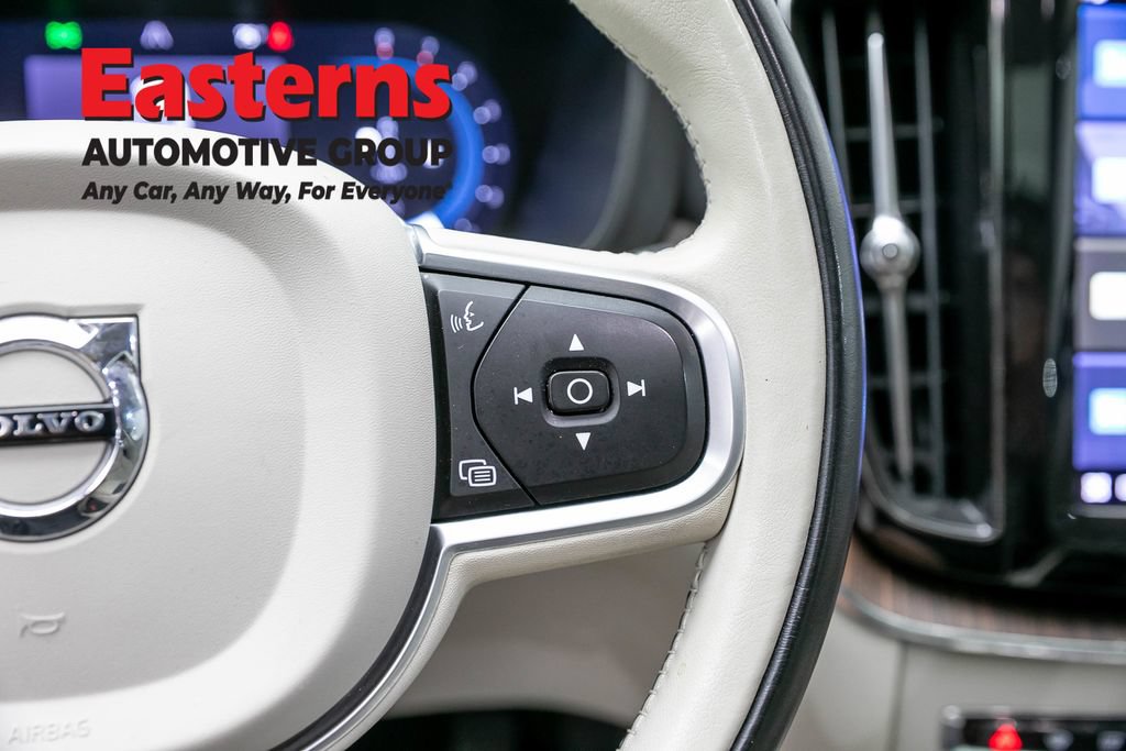 Used 2022 Volvo XC60 B5 Momentum AWD/4WD image 16