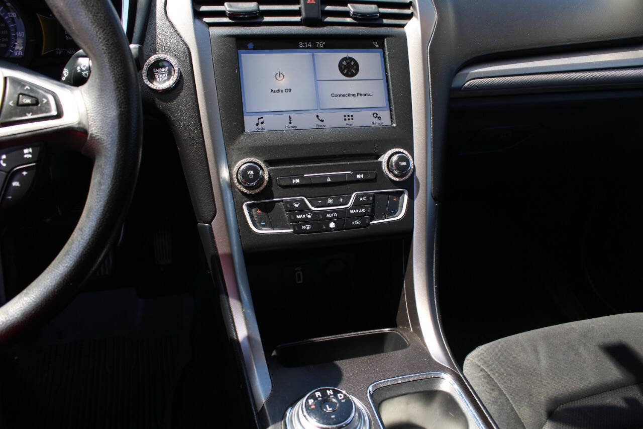 Used 2017 Ford Fusion SE w/ Fusion SE Technology Package FWD image 17
