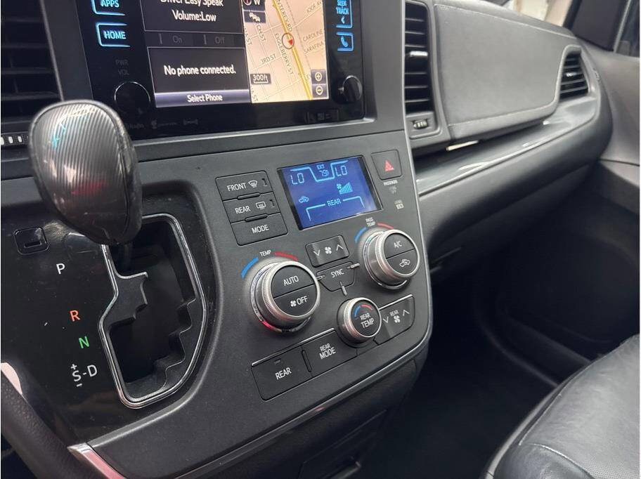 Used 2017 Toyota Sienna SE Premium image 14