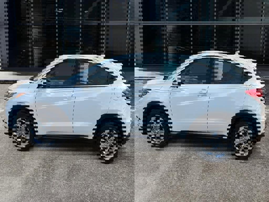 Certified 2021 Honda HR-V LX image 4