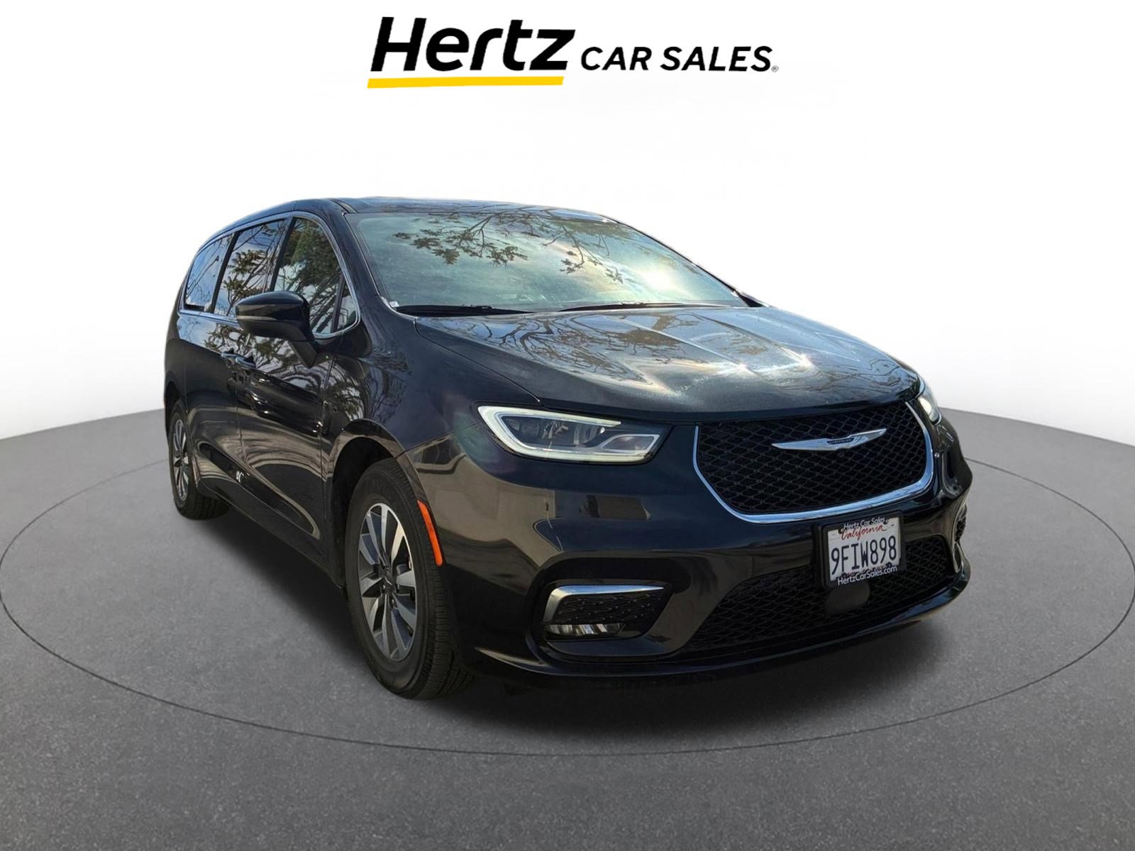 Used 2023 Chrysler Pacifica Touring-L image 1