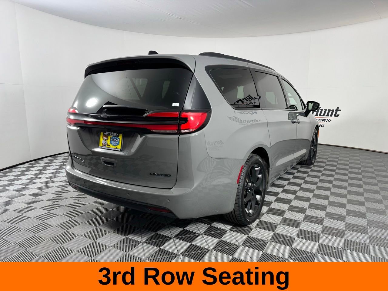 Used 2025 Chrysler Pacifica Limited image 6