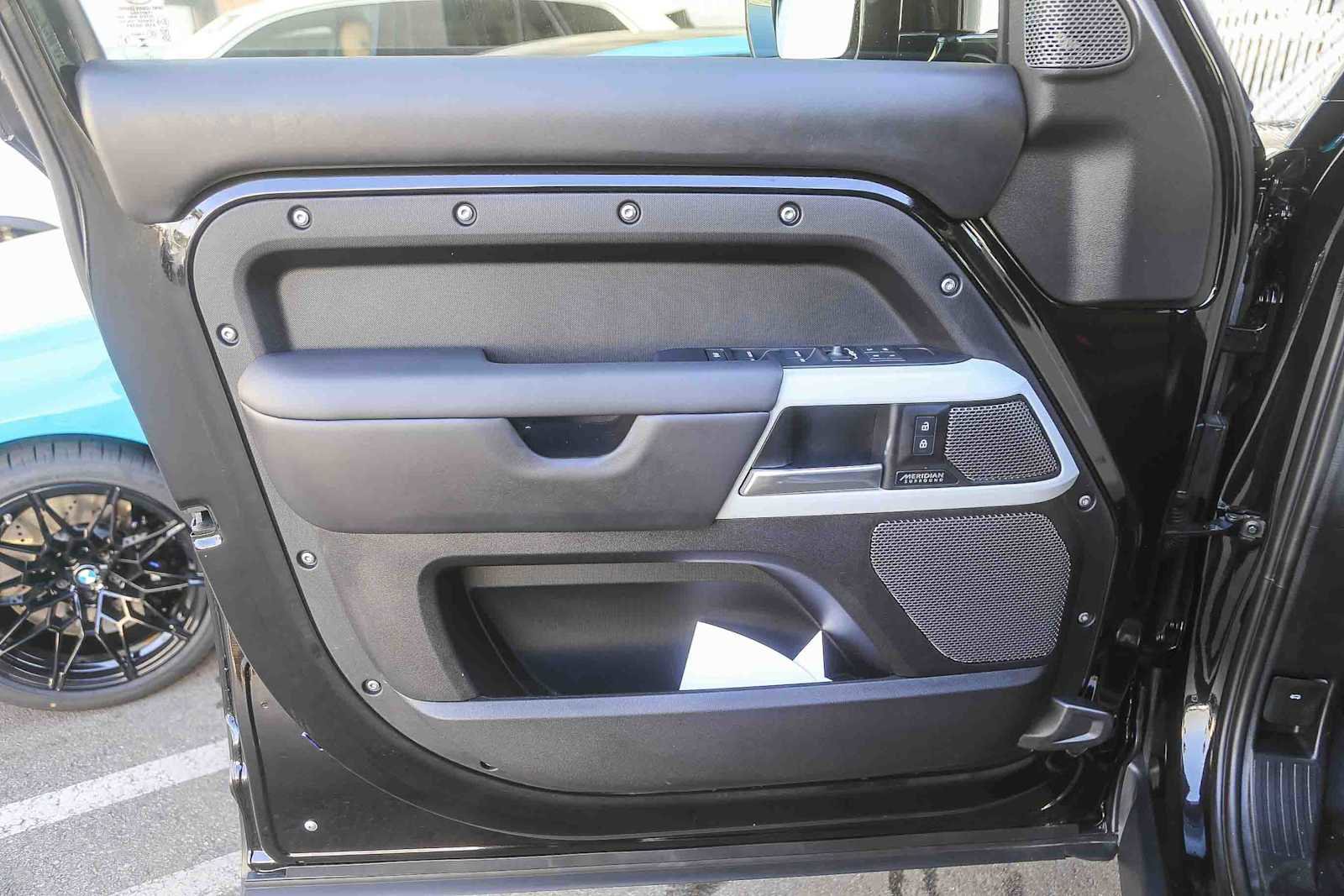 Used 2024 Land Rover Defender 110 SE image 17