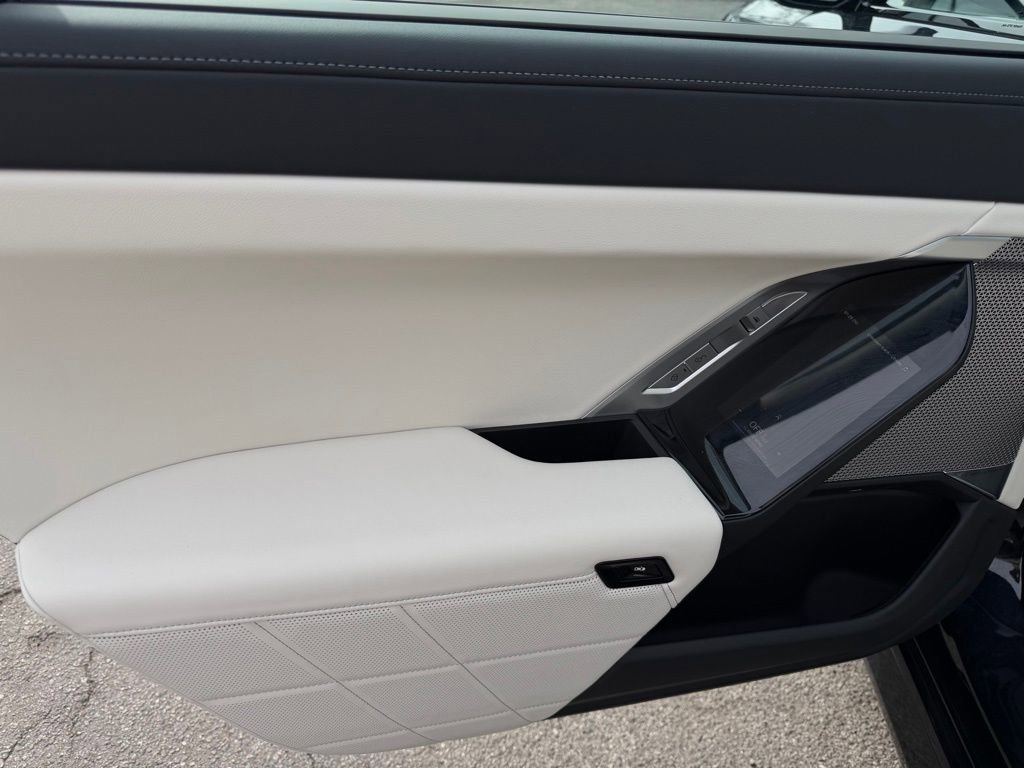 Used 2025 BMW 750e xDrive image 25