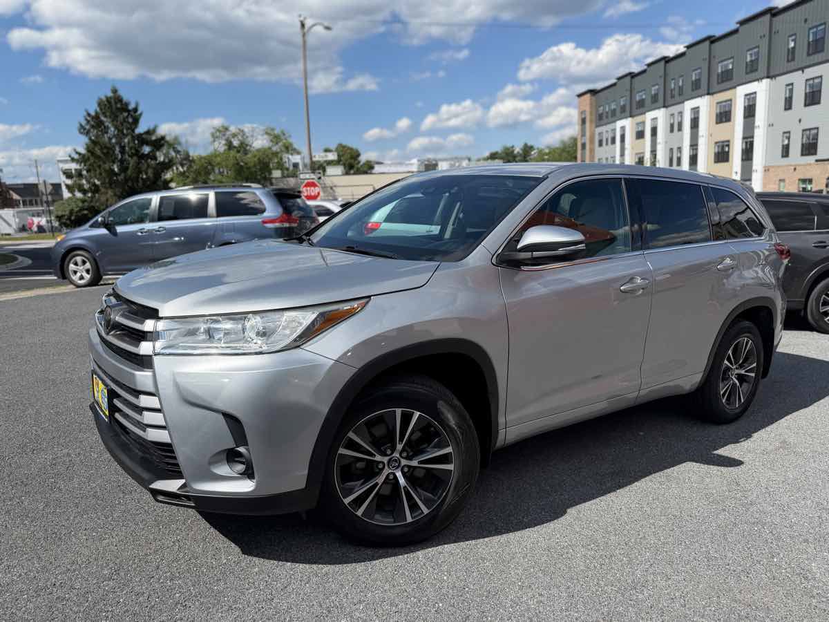 Used 2017 Toyota Highlander LE AWD/4WD image 3