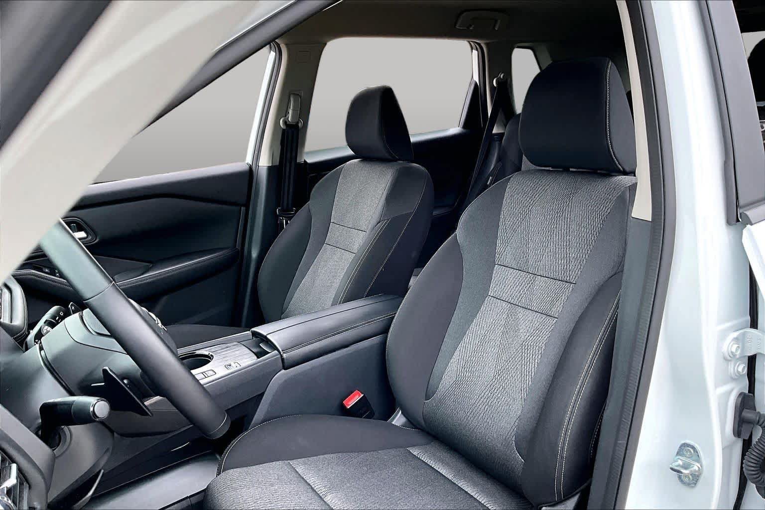 Certified 2025 Nissan Rogue SV FWD image 8