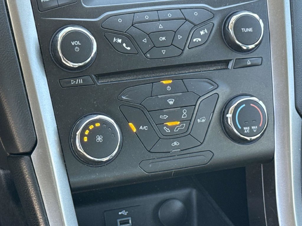 Used 2017 Ford Fusion SE FWD image 33