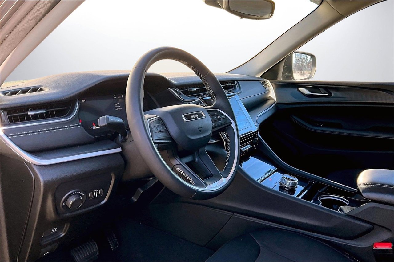 Used 2023 Jeep Grand Cherokee Laredo X image 19