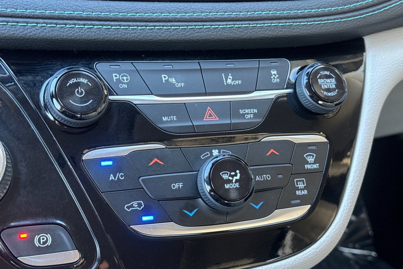 Used 2020 Chrysler Pacifica Limited w/ Advanced Safetytec Group FWD image 29