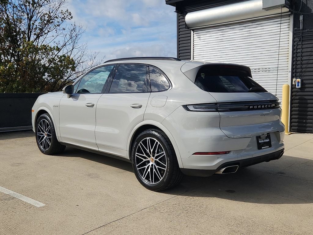 Certified 2025 Porsche Cayenne E-Hybrid image 3