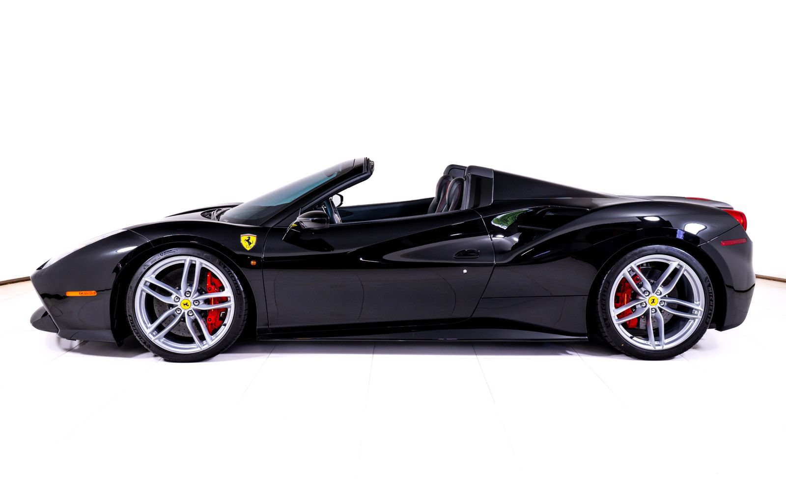 Used 2018 Ferrari 488 Spider RWD image 2