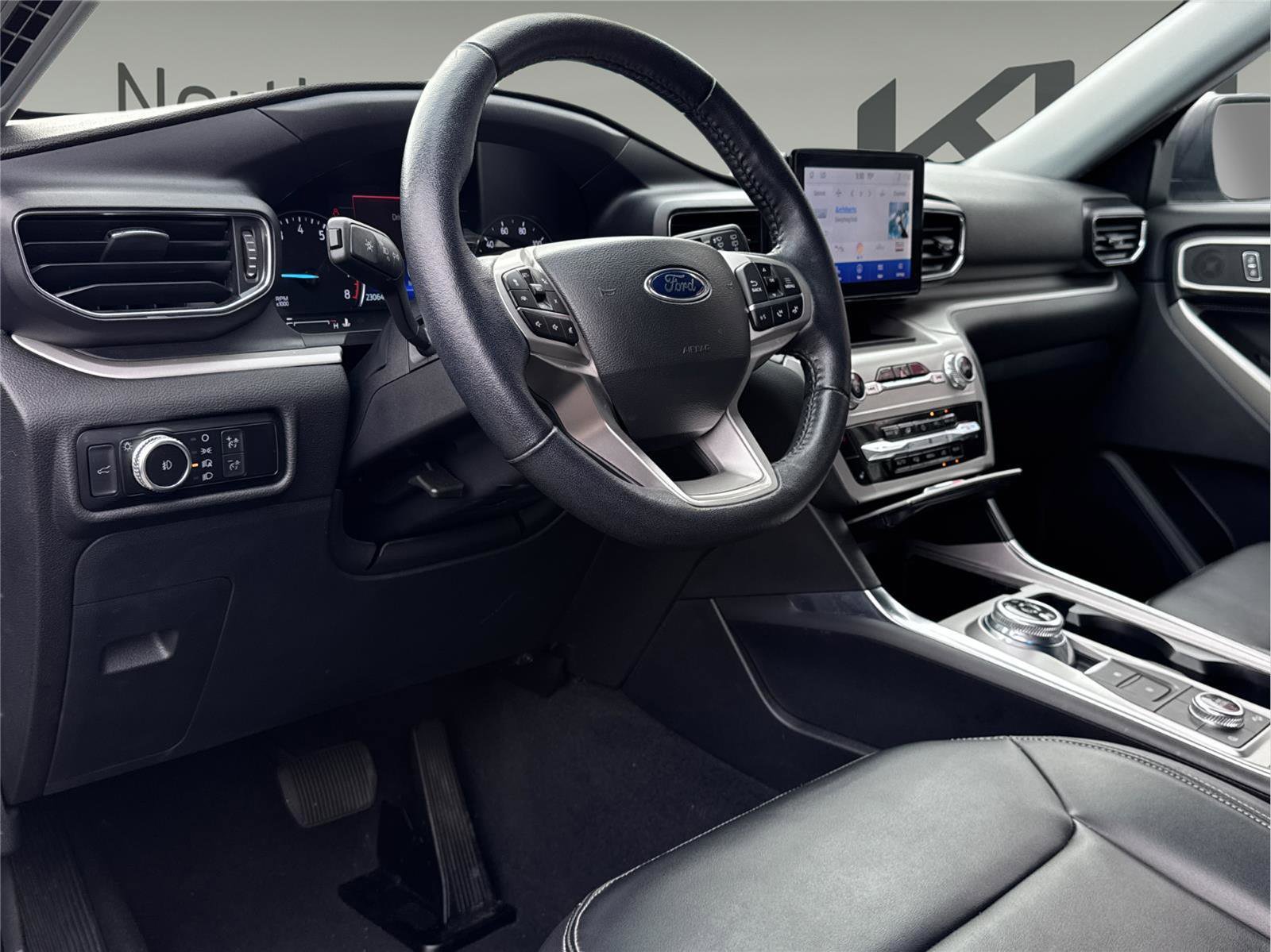 Used 2022 Ford Explorer XLT w/ Equipment Group 202A image 9