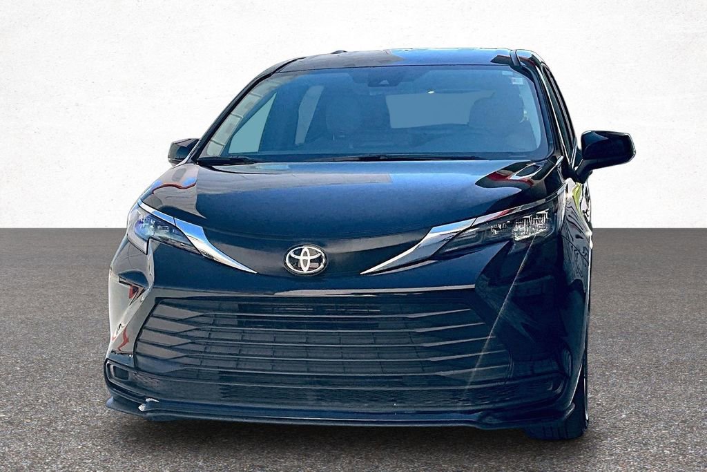 Certified 2026 Toyota Sienna LE image 3