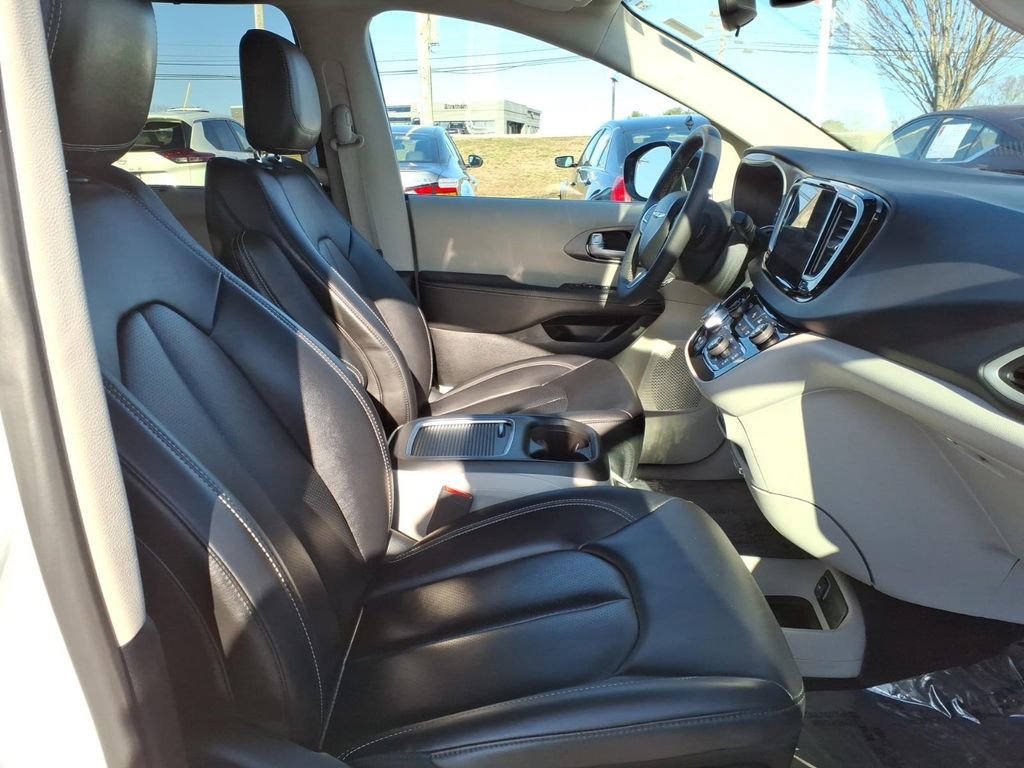 Used 2024 Chrysler Pacifica Touring-L image 9
