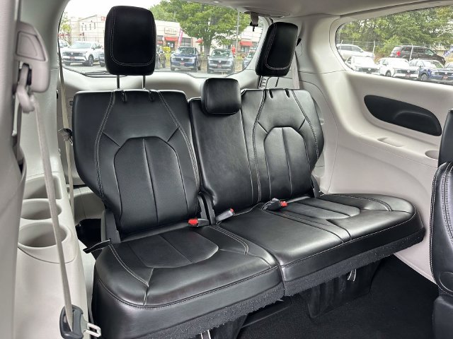 Used 2024 Chrysler Pacifica Touring-L FWD image 11