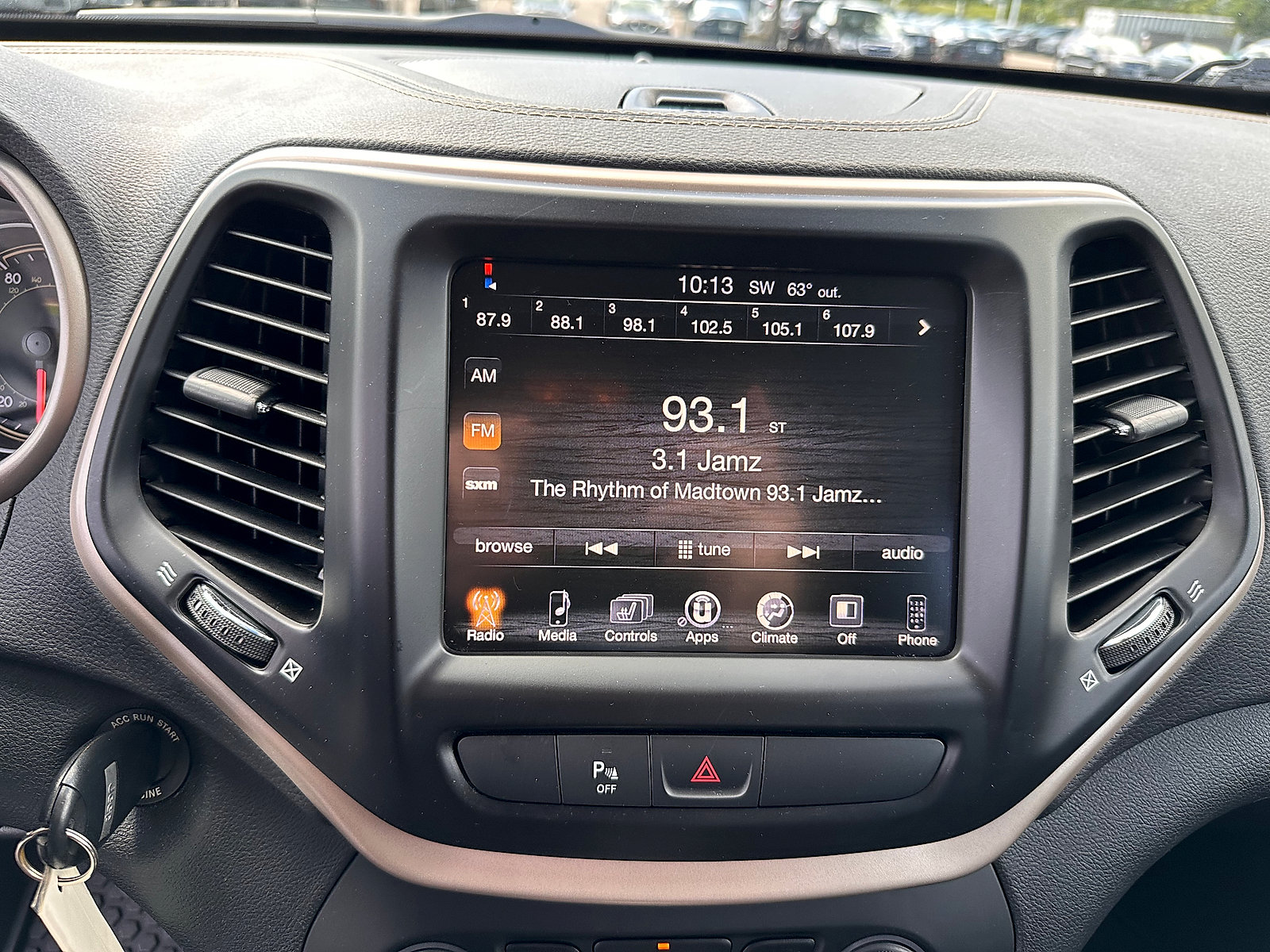 Used 2017 Jeep Cherokee Latitude w/ Safety/Convenience Group AWD/4WD image 19