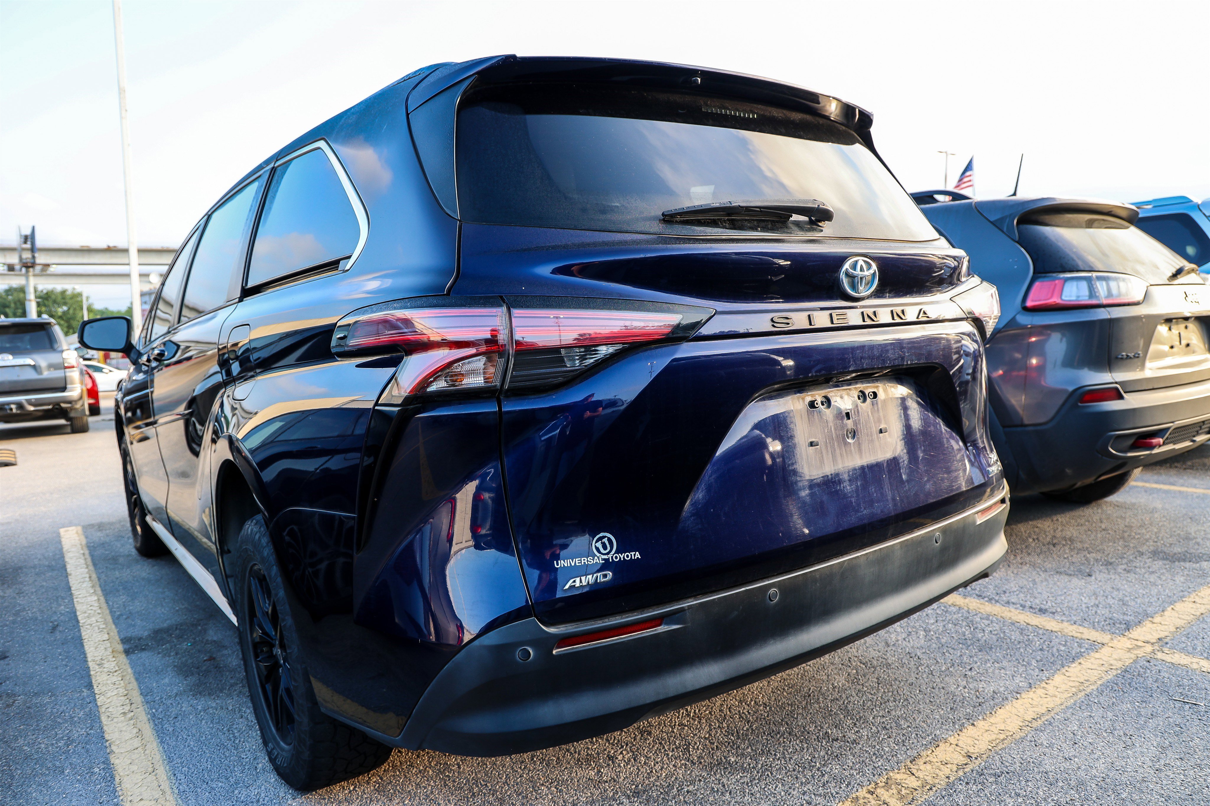 Used 2022 Toyota Sienna XLE w/ XLE Plus Package AWD/4WD image 9