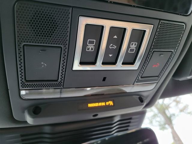 Used 2025 Land Rover Discovery Dynamic SE image 38