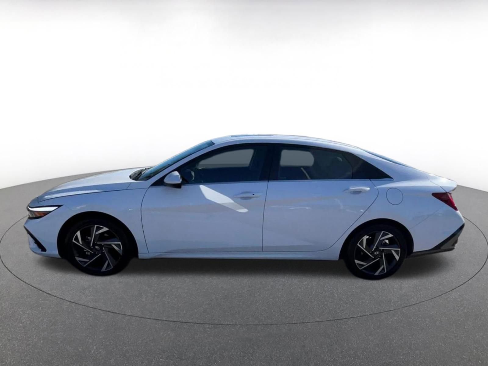 Used 2025 Hyundai Elantra SEL image 9