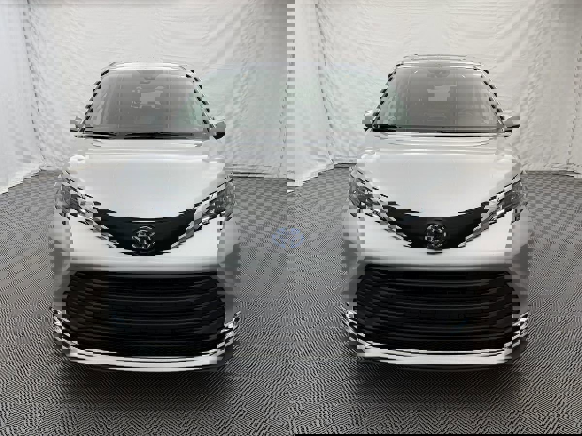 Used 2024 Toyota Sienna XLE image 2