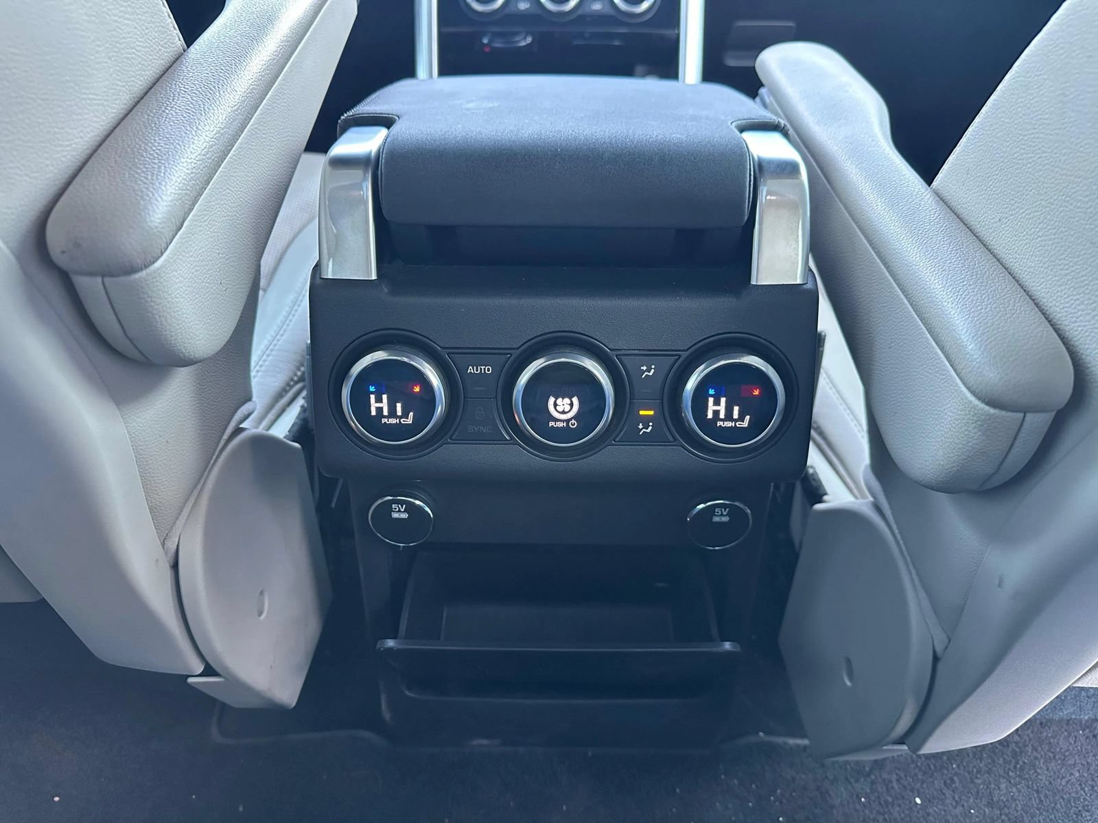 Used 2017 Land Rover Discovery HSE AWD/4WD image 47