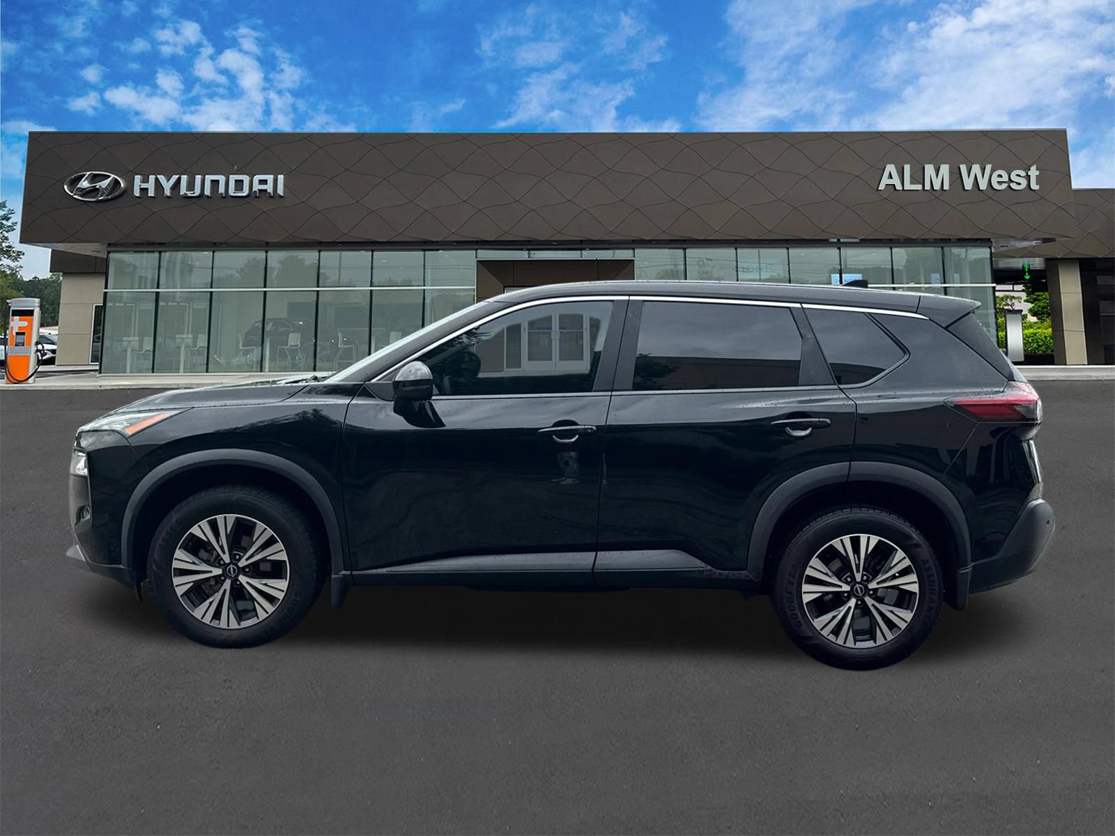 Used 2023 Nissan Rogue SV FWD image 8