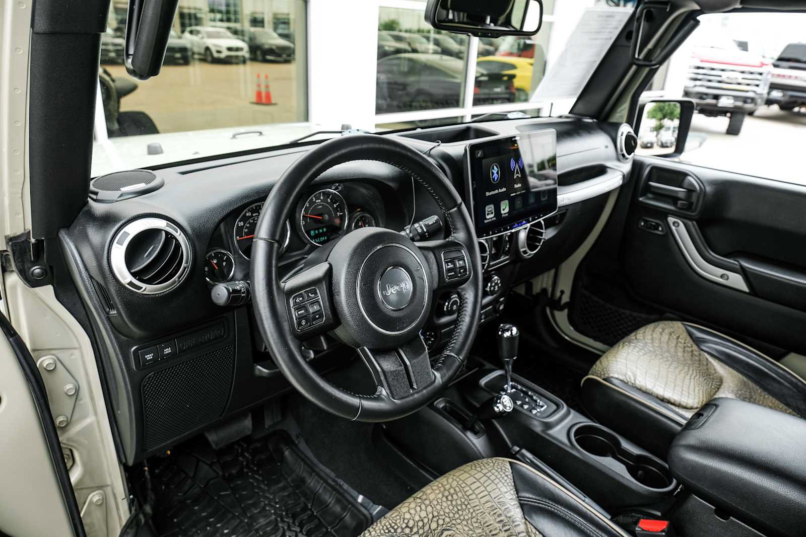 Used 2017 Jeep Wrangler Unlimited Rubicon w/ Connectivity Group AWD/4WD image 3