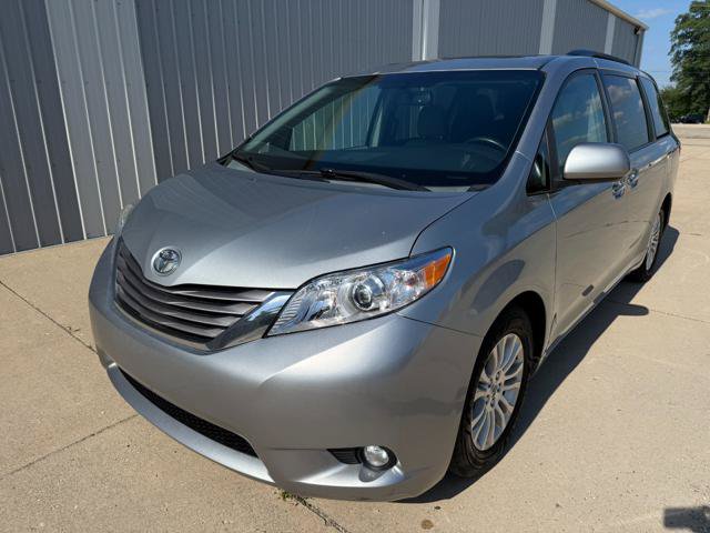 Used 2015 Toyota Sienna XLE FWD image 3