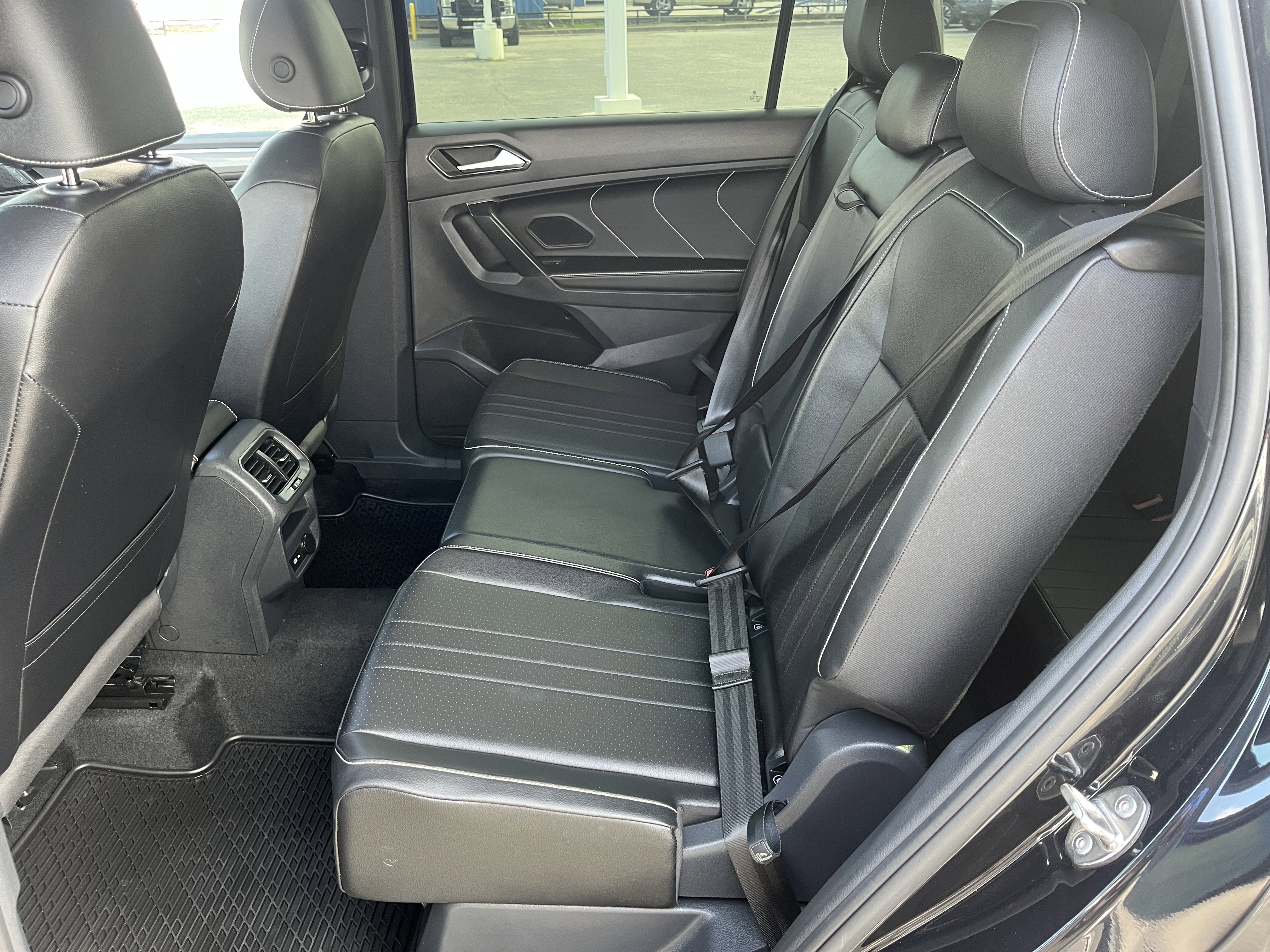 Used 2024 Volkswagen Tiguan SE R-Line image 32