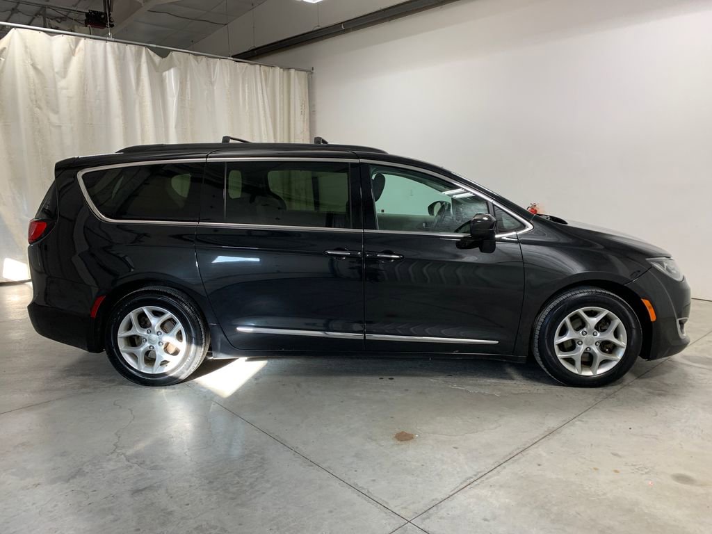 Used 2017 Chrysler Pacifica Touring-L w/ Tire & Wheel Group image 12