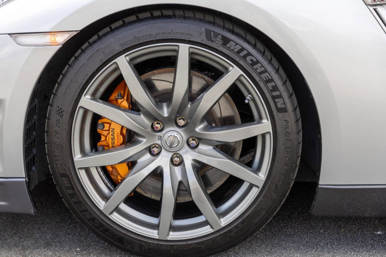 Used 2016 Nissan GT-R Premium image 17
