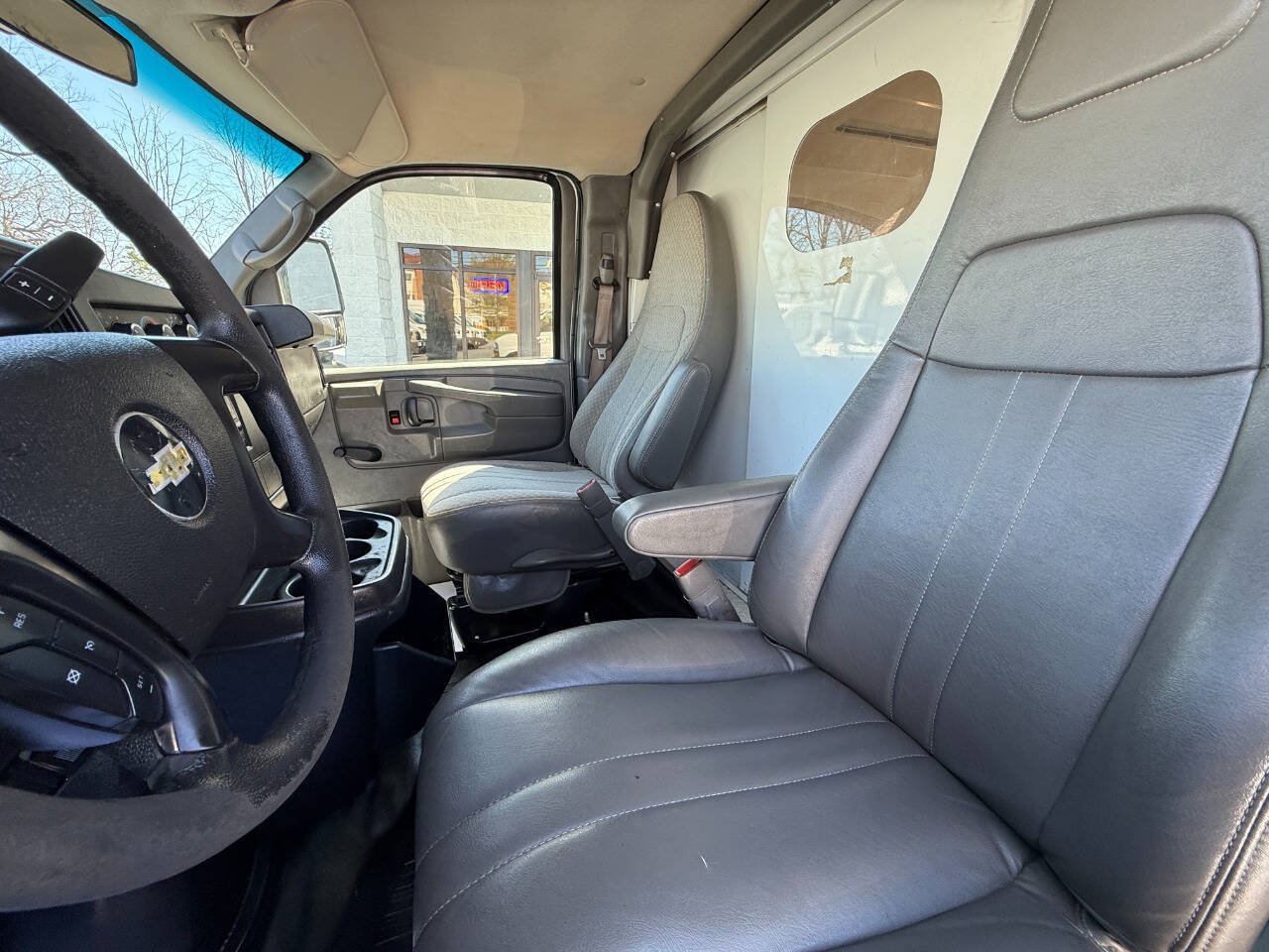 Used 2010 Chevrolet Express 3500 RWD image 12