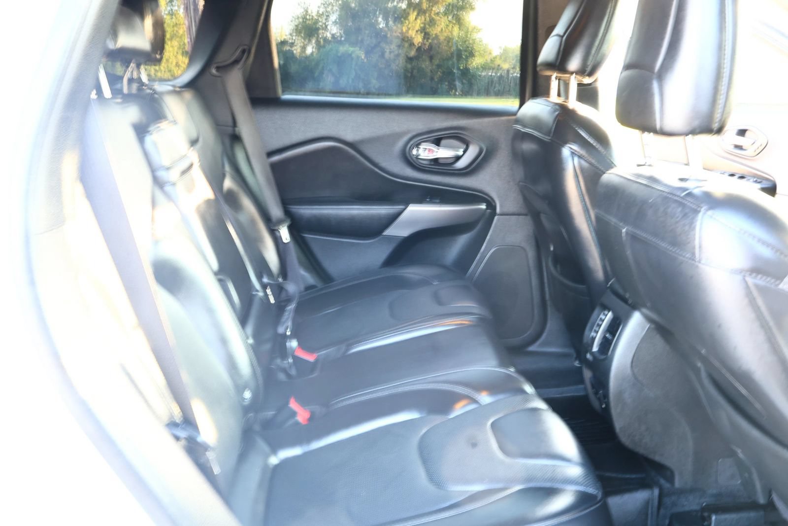 Used 2019 Jeep Cherokee Limited AWD/4WD image 18