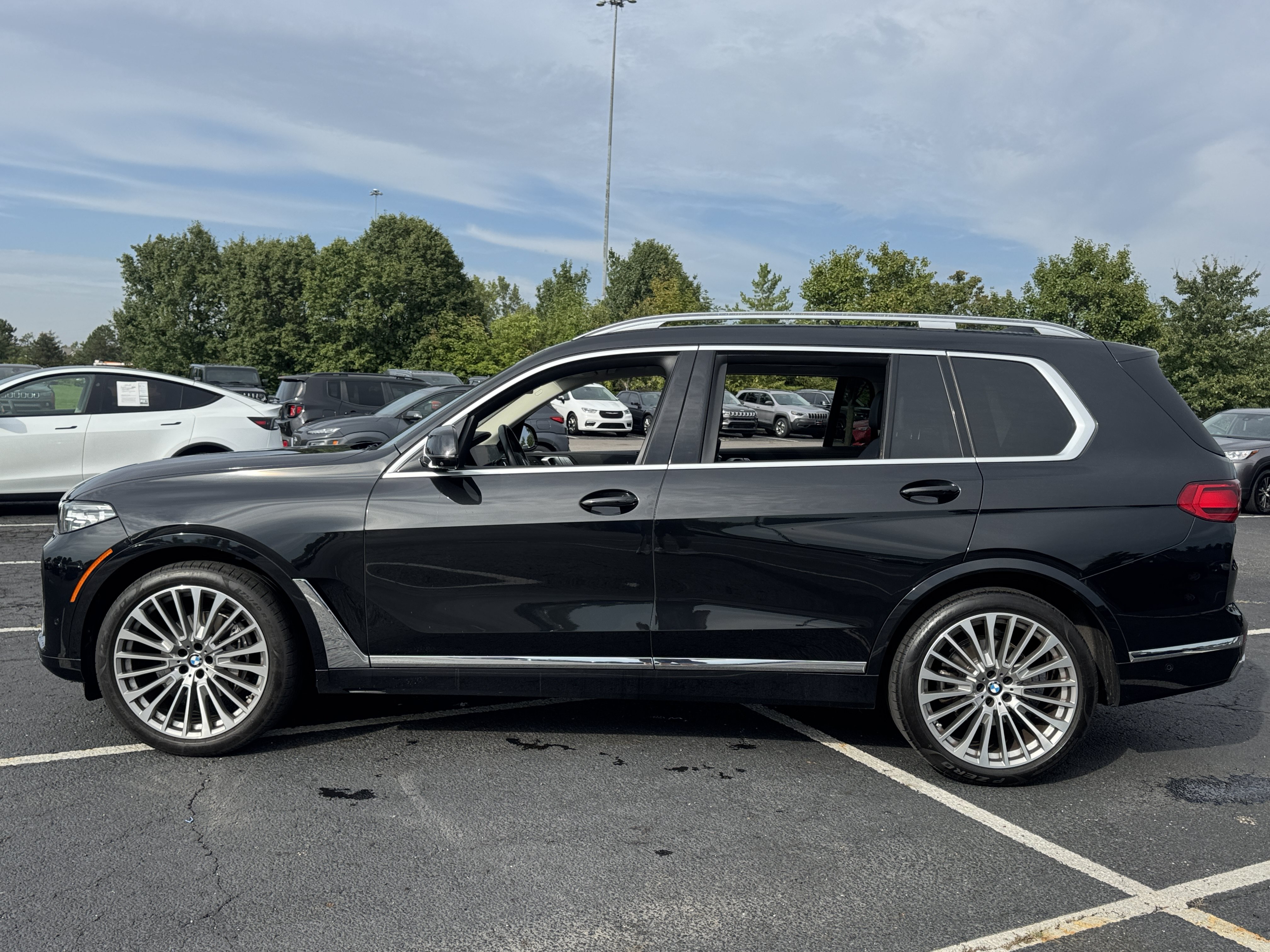 Used 2022 BMW X7 xDrive40i w/ Executive Package AWD/4WD image 11
