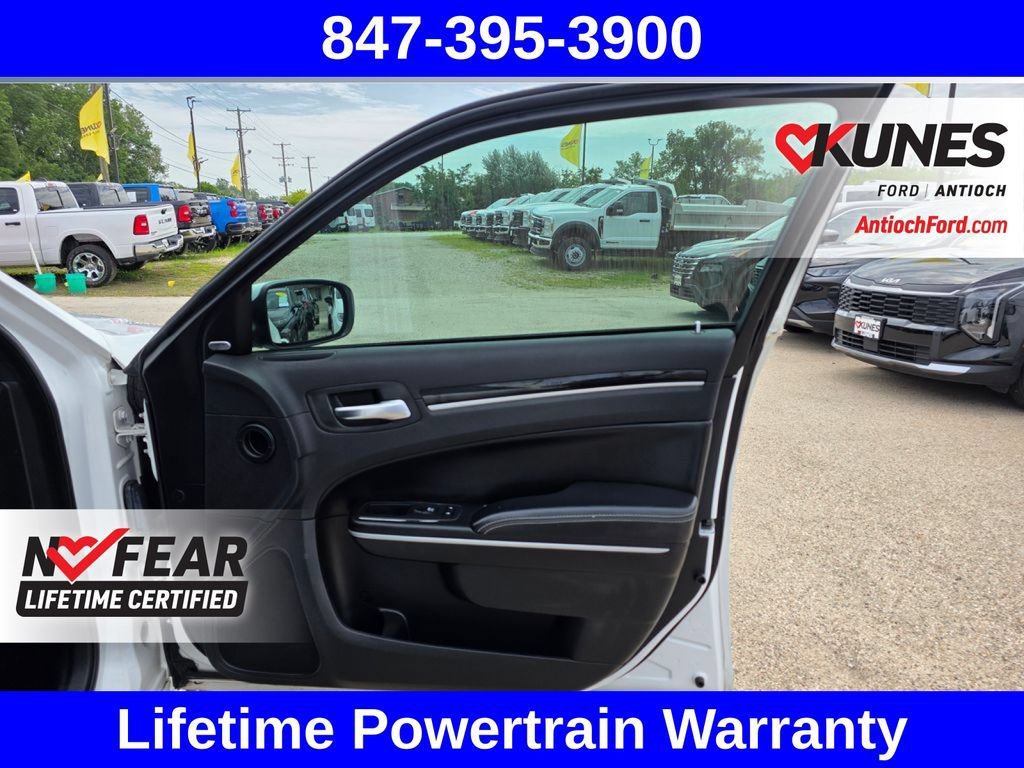 Used 2019 Chrysler 300 S AWD/4WD image 31
