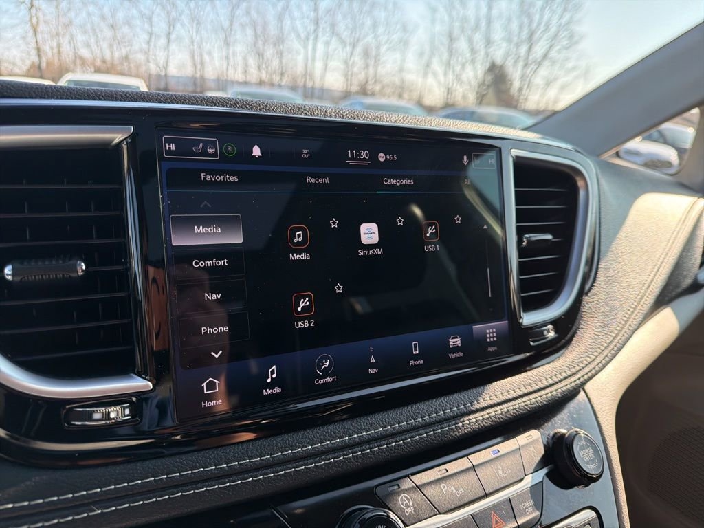 Used 2021 Chrysler Pacifica Limited image 35