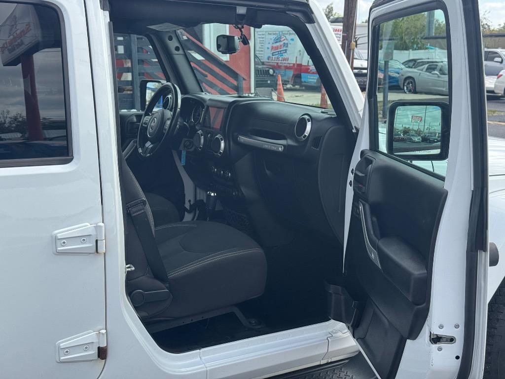 Used 2016 Jeep Wrangler Unlimited Sahara w/ Connectivity Group image 16