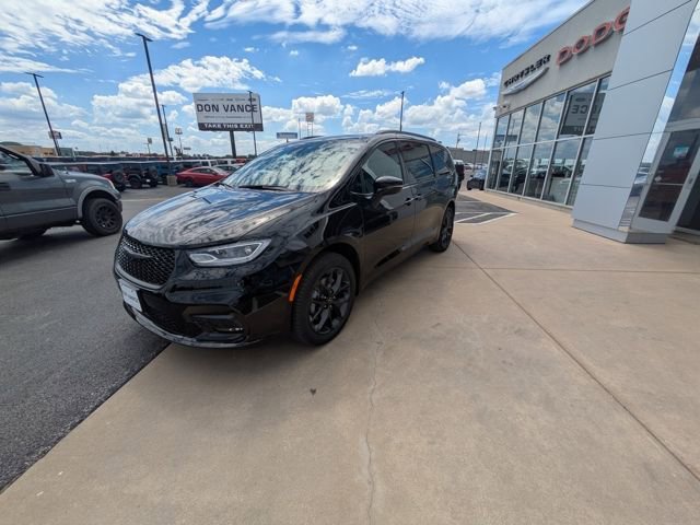New 2026 Chrysler Pacifica Limited image 2