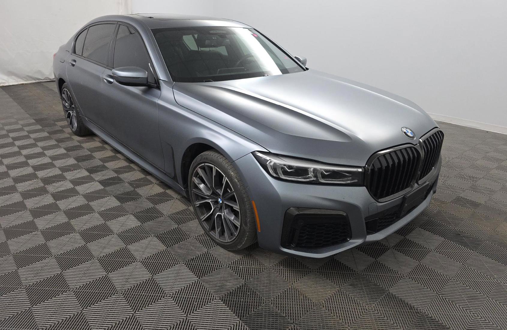 Used 2022 BMW 750i xDrive w/ M Sport Package image 2