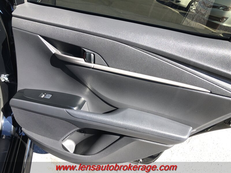 Used 2025 Toyota Camry SE w/ Convenience Package FWD image 19