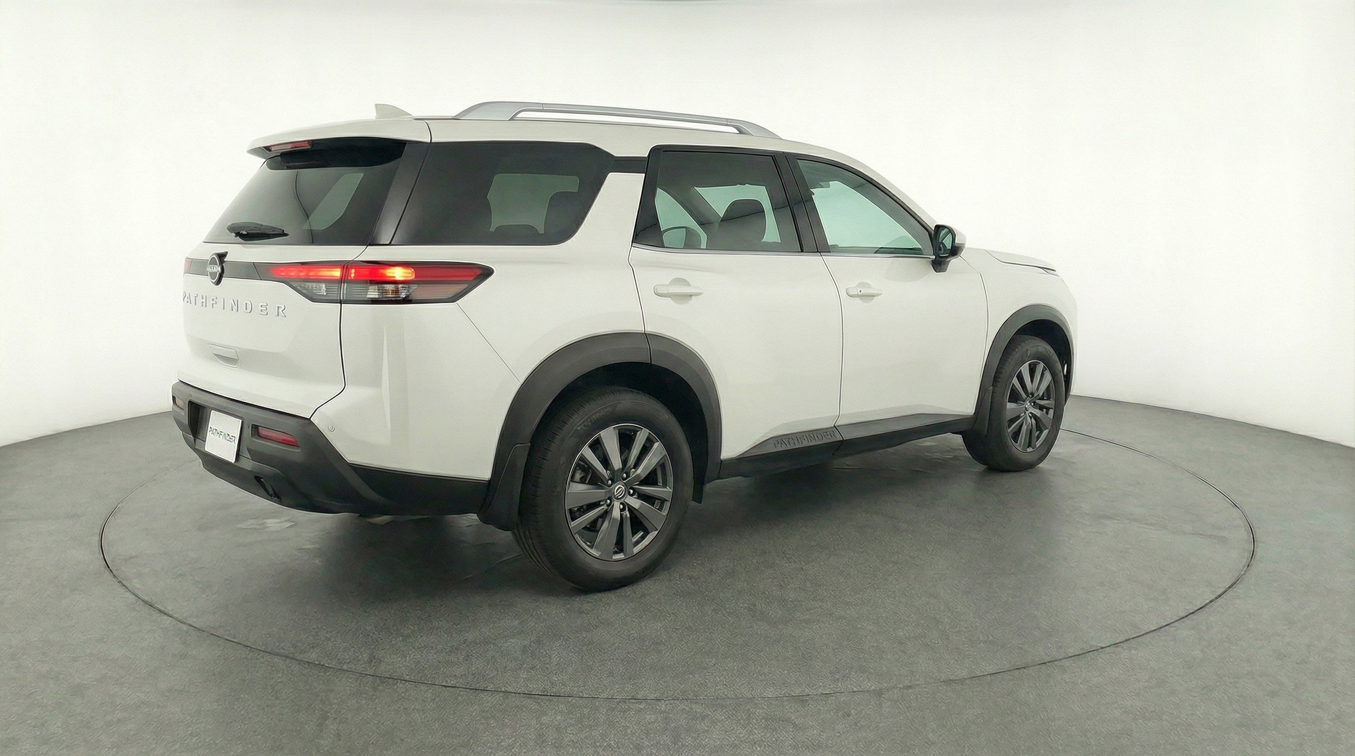 Used 2025 Nissan Pathfinder SV image 9