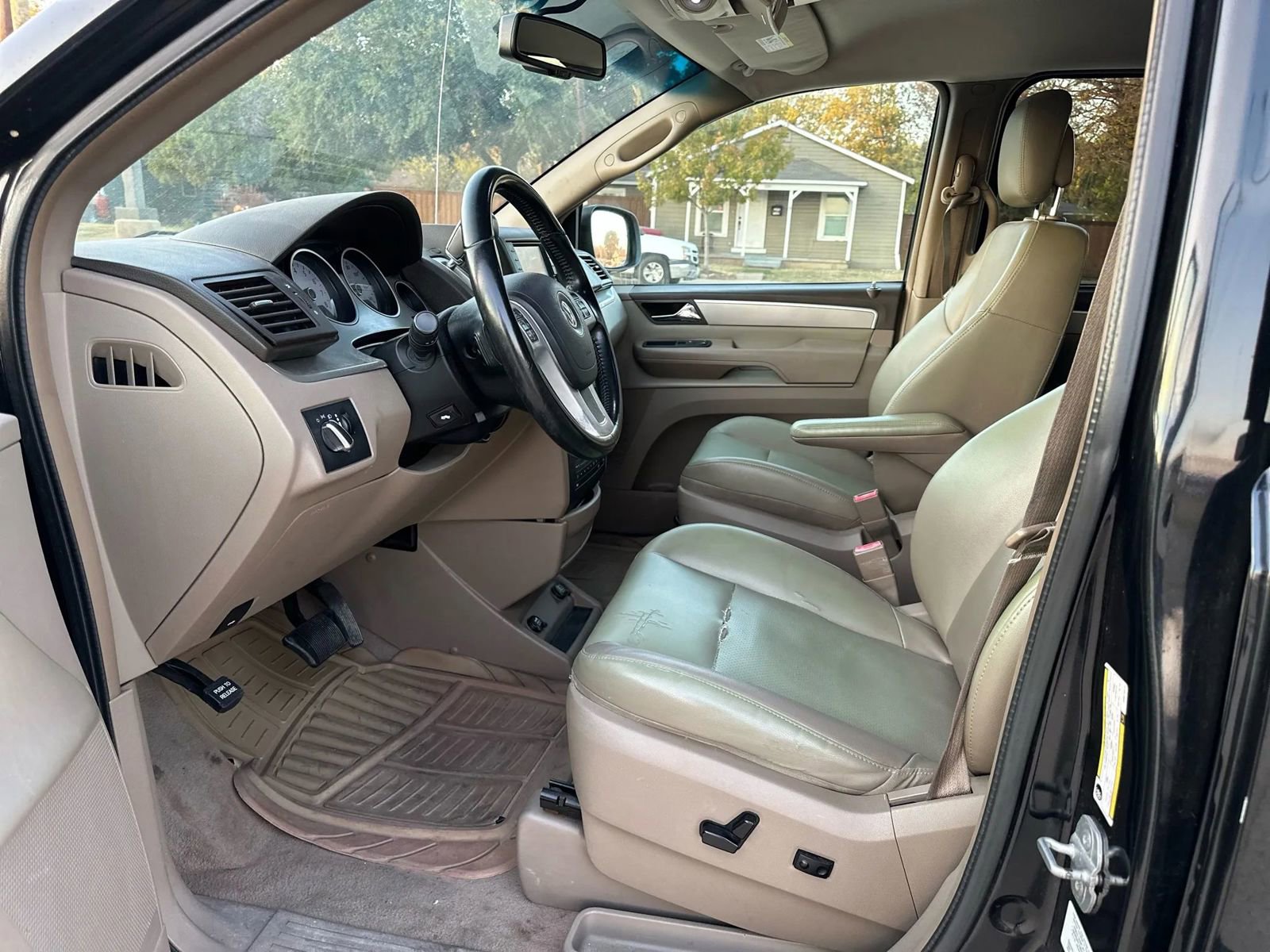 Used 2011 Volkswagen Routan SE image 10