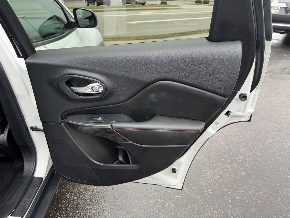 Used 2016 Jeep Cherokee Trailhawk w/ Comfort/Convenience Group image 18