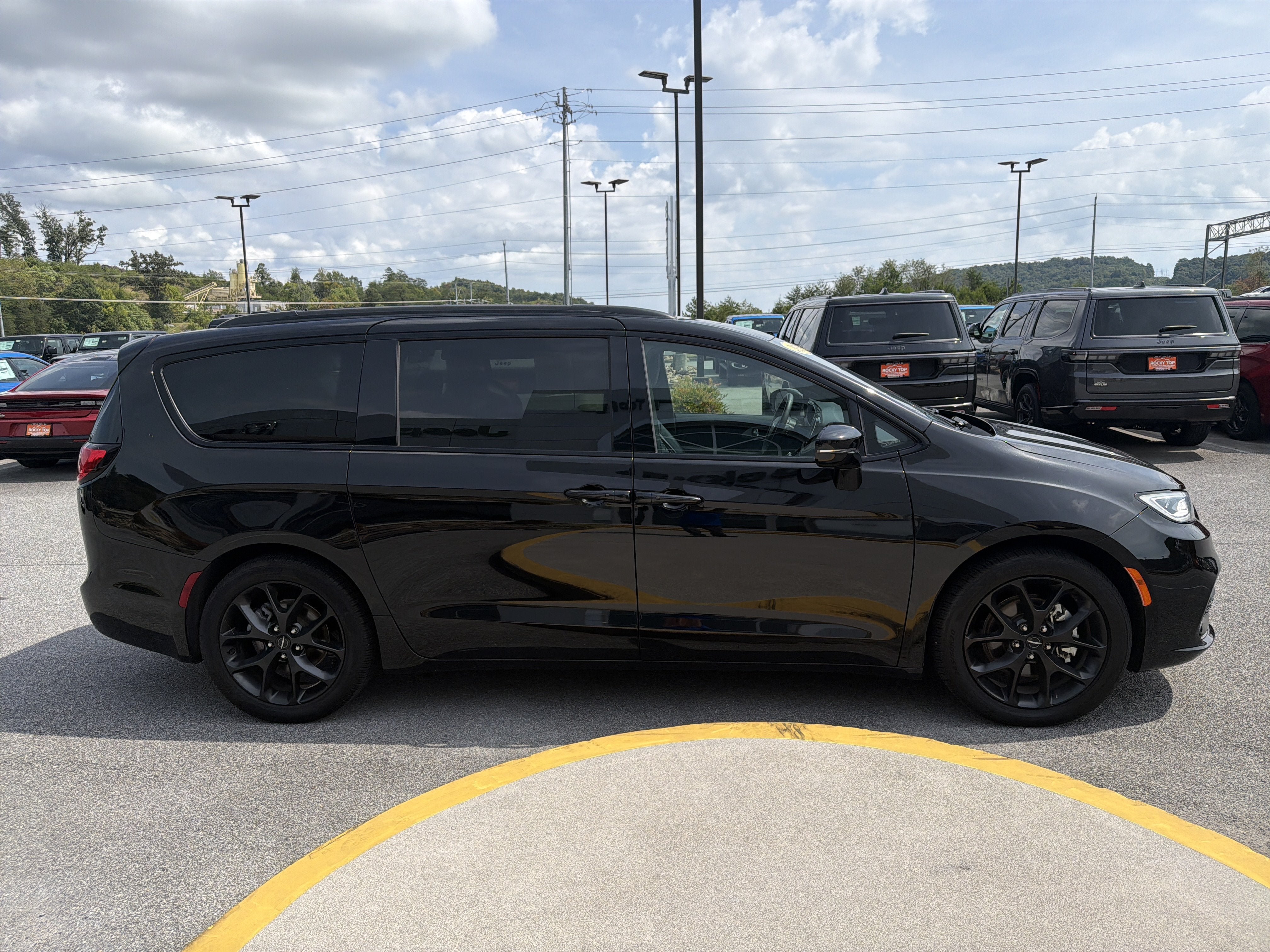 Used 2025 Chrysler Pacifica Limited FWD image 6