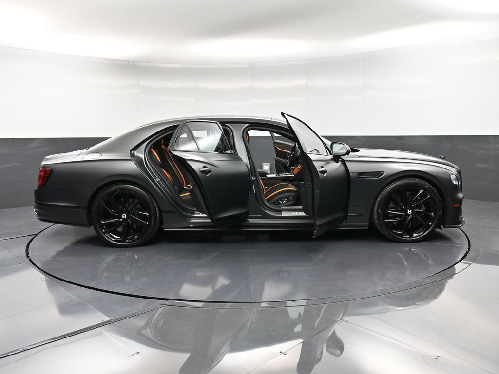Used 2025 Bentley Flying Spur Plug-In Hybrid image 41