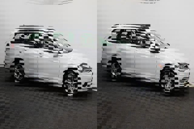 Used 2018 Volkswagen Golf SE image 3