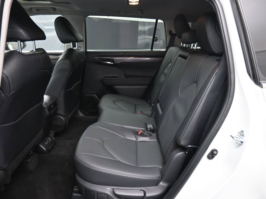 Used 2024 Toyota Highlander Limited AWD/4WD image 22