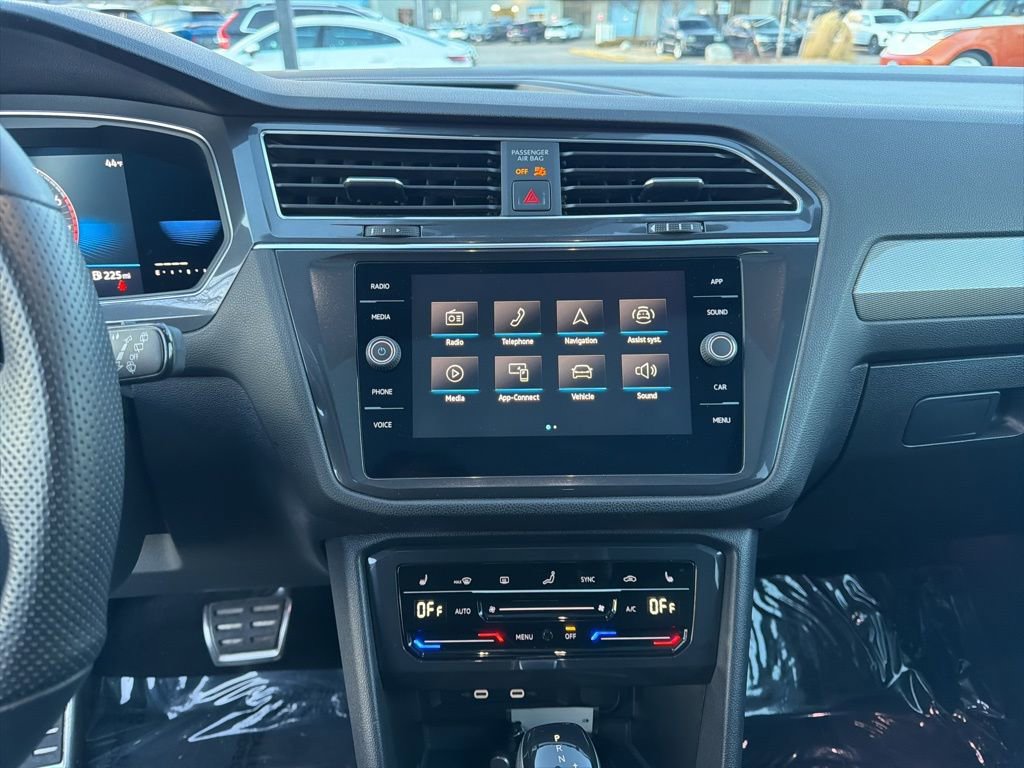 Certified 2022 Volkswagen Tiguan SE R-Line image 18