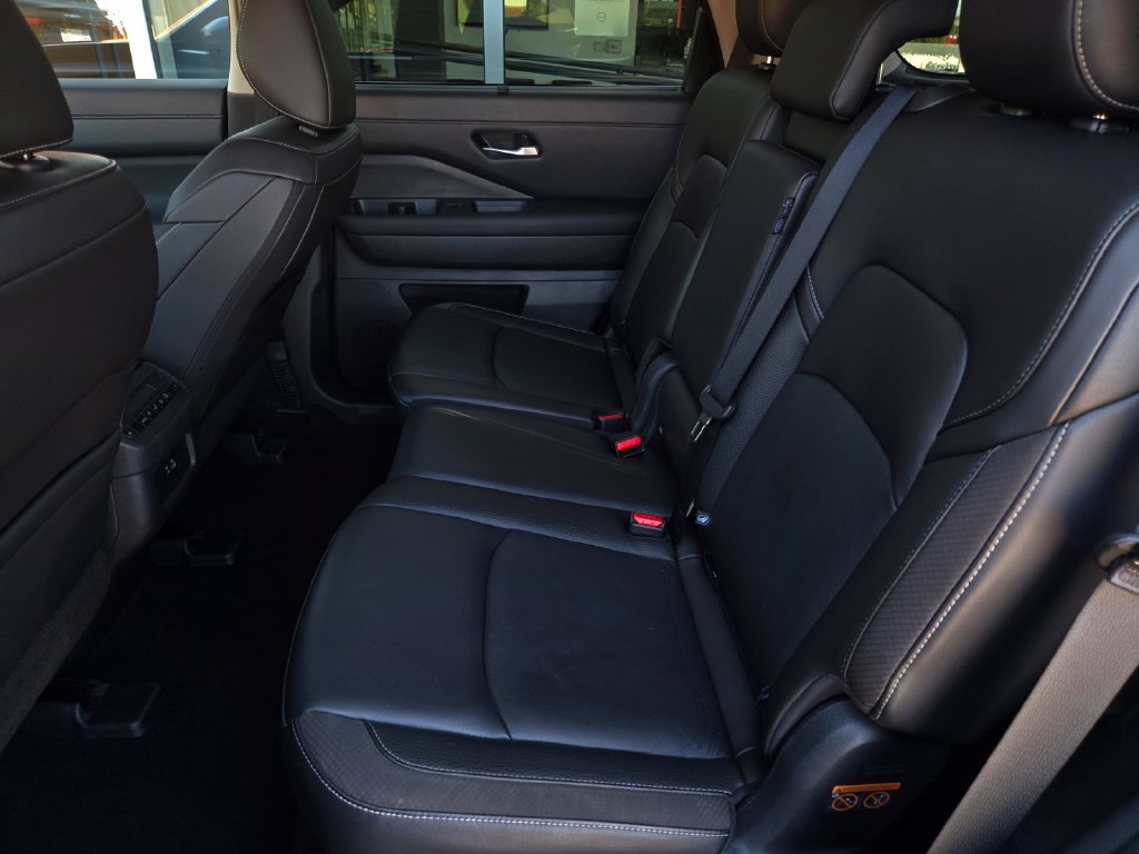 Used 2025 Nissan Pathfinder SL AWD/4WD image 13