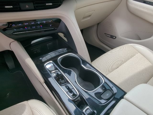 Used 2022 Buick Envision Essence w/ Technology Package I FWD image 19